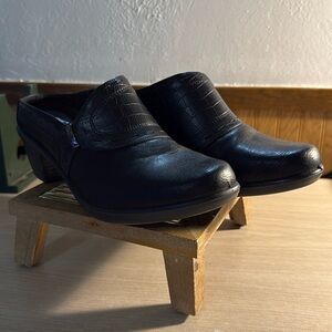 Easy Street “Cynthia” Black Comfort Ware Clogs